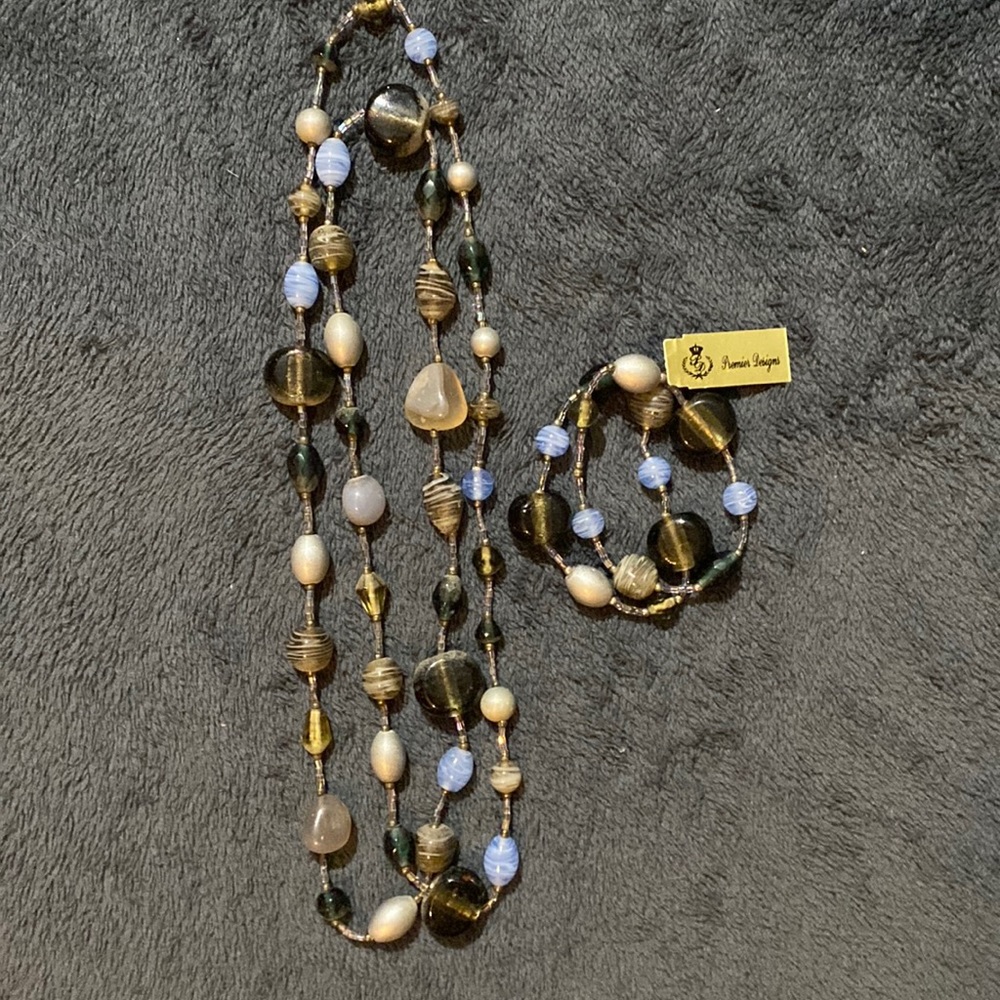 Premier Designs necklace and bracelet set.
